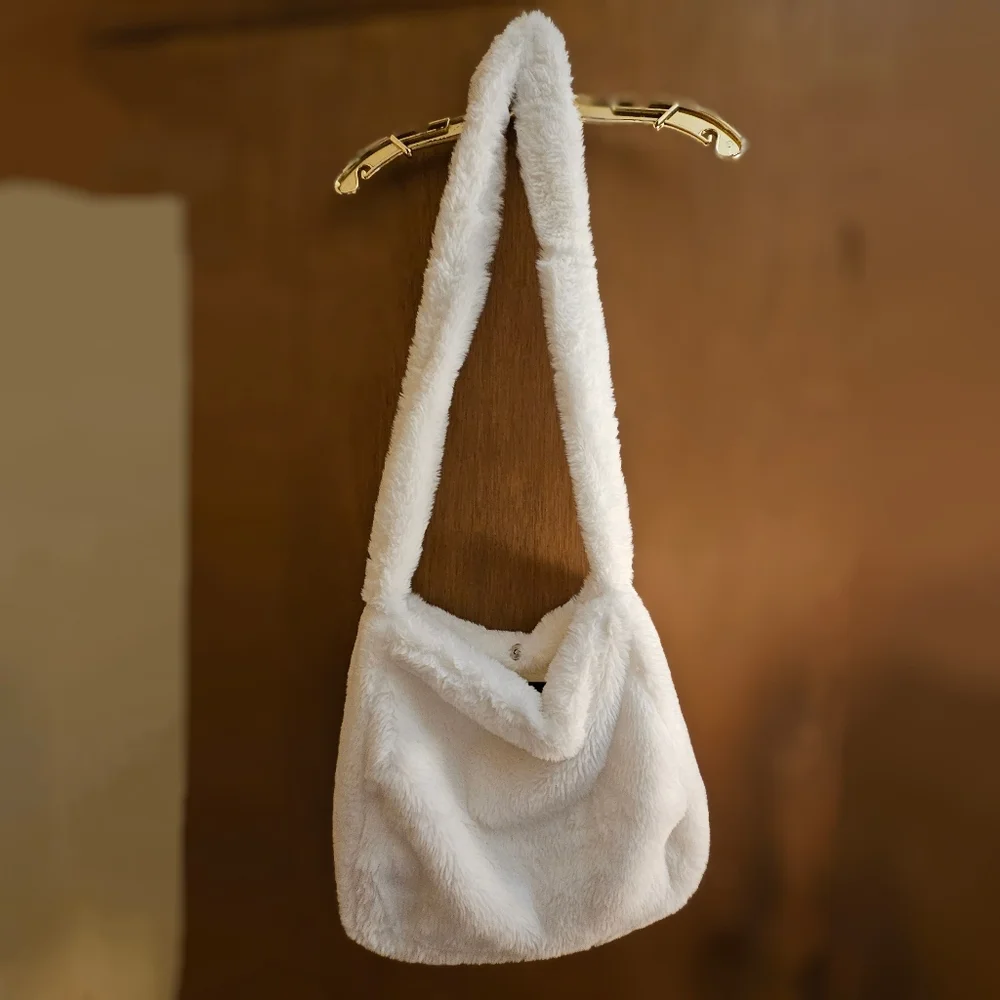 Forever 21 plush white over the shoulder tote bag with magnetic closure snap - Picture 2 of 8